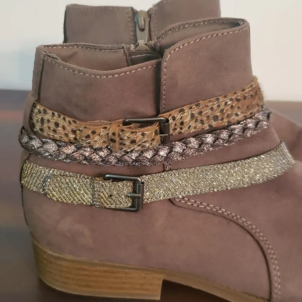 EUC SO Brown Ankle Boots with Glittery 
